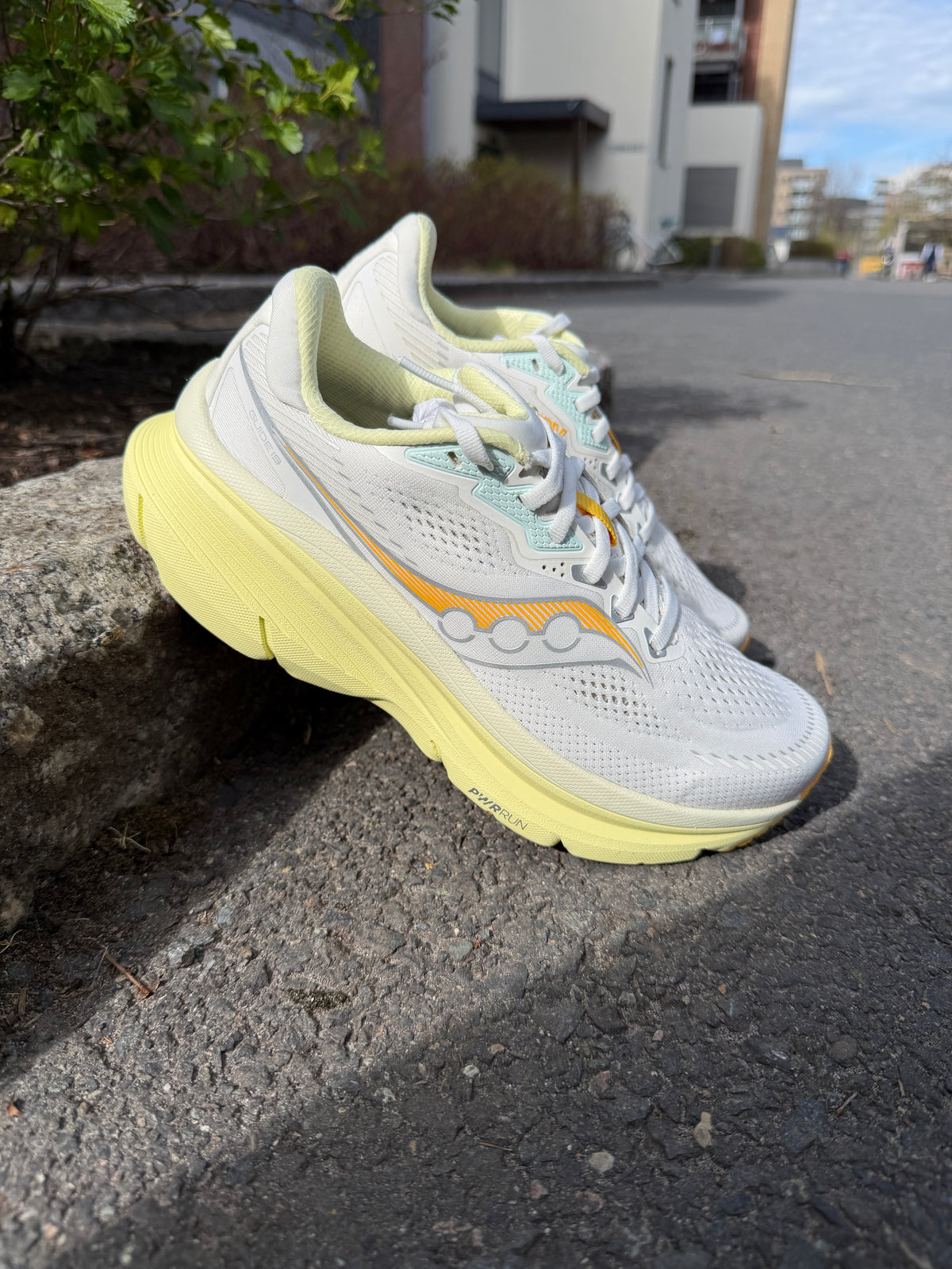 Saucony Guide 19 Ivory/Tender – mujer